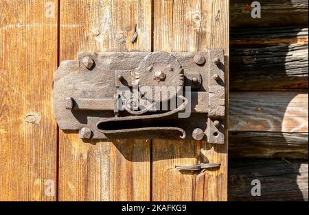 Antico arrugginito forgiato massiccia serratura in metallo da vicino Foto Stock