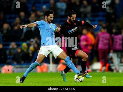 Ilkay Gundogan di Manchester City (a sinistra) e Alarcon Isco di Siviglia combattono per la palla durante la partita UEFA Champions League Group e allo stadio Etihad di Manchester. Data immagine: Mercoledì 2 novembre 2022. Foto Stock