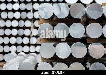 barre rotonde in alluminio per lo stoccaggio all'aperto Foto Stock