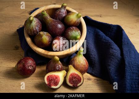 ciotola di legno con fichi Foto Stock