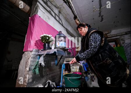 STEPNOHIRSK, UCRAINA - 2 NOVEMBRE 2022 - Un residente locale attrezzi il seminterrato per l'inverno a Stepnohirsk situato vicino alla linea anteriore, Zaporizh Foto Stock