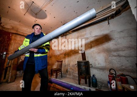 STEPNOHIRSK, UCRAINA - 2 NOVEMBRE 2022 - Un residente locale aiuta a preparare il seminterrato per l'inverno a Stepnohirsk situato vicino alla LIN anteriore Foto Stock