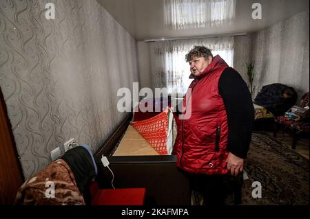 STEPNOHIRSK, UCRAINA - 2 NOVEMBRE 2022 - residente locale Olha Ivanivna mostra una coperta elettrica a Sepnohirsk situato vicino al fronte, Zapor Foto Stock