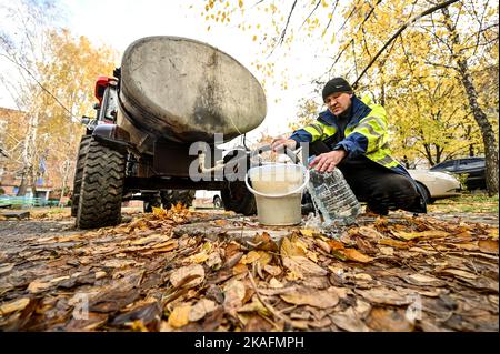 STEPNOHIRSK, UCRAINA - 2 NOVEMBRE 2022 - Un agricoltore consegna acqua ai residenti locali come l'insediamento urbano vicino alla prima linea non ha avuto w Foto Stock