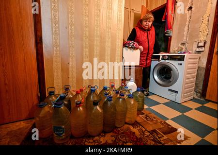 STEPNOHIRSK, UCRAINA - 2 NOVEMBRE 2022 - il residente locale Olha Ivanivna mostra le bottiglie d'acqua che conserva nel suo appartamento come il settlem urbano Foto Stock