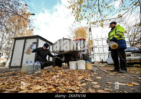 STEPNOHIRSK, UCRAINA - 2 NOVEMBRE 2022 - Un agricoltore (R) fornisce acqua ai residenti locali come l'insediamento urbano vicino alla prima linea ha avuto Foto Stock