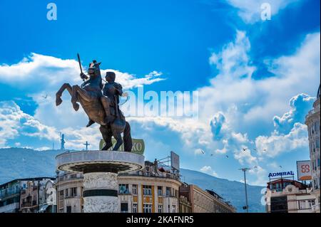 Statua di Alessandro il Grande (in macedone spomenik Aleksandar Makedonski) con bel cielo blu sullo sfondo Foto Stock