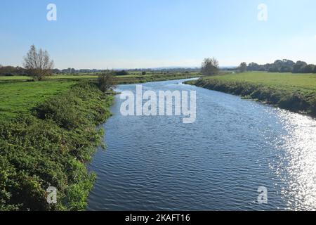 Il fiume Parrett a Langport nel Somerset scorre lentamente attraverso il percorso pubblico Foto Stock