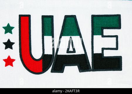 Lettera concettuale del giorno della bandiera degli emirati arabi uniti (Emirati Arabi Uniti) su sfondo bianco Foto Stock