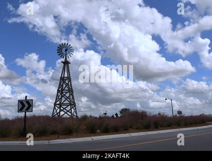 Babcock Ranch, Stati Uniti. 31st Ott 2022. Un mulino a vento è visto a Babcock Ranch, Florida, la prima città a energia solare negli Stati Uniti. Ogni casa è alimentata da energia elettrica generata da una fattoria solare di 870 acri, 75 megawatt. La costruzione della comunità è iniziata nel 2015, con piani per 19.500 residenze e 6 milioni di piedi quadrati di spazio commerciale. (Foto di Paul Hennessy/SOPA Images/Sipa USA) Credit: Sipa USA/Alamy Live News Foto Stock