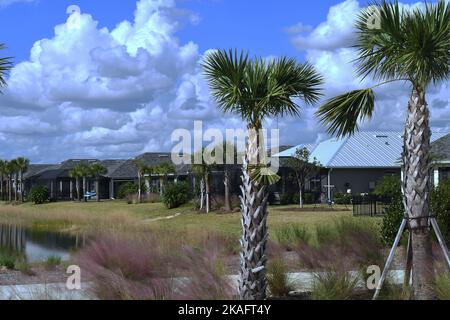 Babcock Ranch, Stati Uniti. 31st Ott 2022. Un gruppo di case è visto a Babcock Ranch, Florida, la prima città a energia solare negli Stati Uniti. Ogni casa è alimentata da energia elettrica generata da una fattoria solare di 870 acri, 75 megawatt. La costruzione della comunità è iniziata nel 2015, con piani per 19.500 residenze e 6 milioni di piedi quadrati di spazio commerciale. (Foto di Paul Hennessy/SOPA Images/Sipa USA) Credit: Sipa USA/Alamy Live News Foto Stock