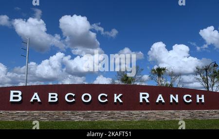 Babcock Ranch, Stati Uniti. 31st Ott 2022. Un cartello è visibile all'ingresso di Babcock Ranch, Florida, la prima città a energia solare degli Stati Uniti. Ogni casa è alimentata da energia elettrica generata da una fattoria solare di 870 acri, 75 megawatt. La costruzione della comunità è iniziata nel 2015, con piani per 19.500 residenze e 6 milioni di piedi quadrati di spazio commerciale. (Foto di Paul Hennessy/SOPA Images/Sipa USA) Credit: Sipa USA/Alamy Live News Foto Stock