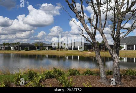 Babcock Ranch, Stati Uniti. 31st Ott 2022. Le case sono viste da un lago a Babcock Ranch, Florida, la prima città a energia solare negli Stati Uniti. Ogni casa è alimentata da energia elettrica generata da una fattoria solare di 870 acri, 75 megawatt. La costruzione della comunità è iniziata nel 2015, con piani per 19.500 residenze e 6 milioni di piedi quadrati di spazio commerciale. (Foto di Paul Hennessy/SOPA Images/Sipa USA) Credit: Sipa USA/Alamy Live News Foto Stock