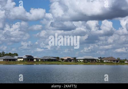 Babcock Ranch, Stati Uniti. 31st Ott 2022. Le case sono viste da un lago a Babcock Ranch, Florida, la prima città a energia solare negli Stati Uniti. Ogni casa è alimentata da energia elettrica generata da una fattoria solare di 870 acri, 75 megawatt. La costruzione della comunità è iniziata nel 2015, con piani per 19.500 residenze e 6 milioni di piedi quadrati di spazio commerciale. (Foto di Paul Hennessy/SOPA Images/Sipa USA) Credit: Sipa USA/Alamy Live News Foto Stock