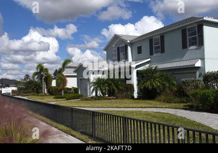 Babcock Ranch, Stati Uniti. 31st Ott 2022. Case modello sono viste a Babcock Ranch, Florida, la prima città a energia solare negli Stati Uniti. Ogni casa è alimentata da energia elettrica generata da una fattoria solare di 870 acri, 75 megawatt. La costruzione della comunità è iniziata nel 2015, con piani per 19.500 residenze e 6 milioni di piedi quadrati di spazio commerciale. (Foto di Paul Hennessy/SOPA Images/Sipa USA) Credit: Sipa USA/Alamy Live News Foto Stock