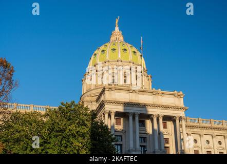 Particolare della cupola dell'edificio del Campidoglio della Pennsylvania ad Harrisburg, PA, al tramonto Foto Stock