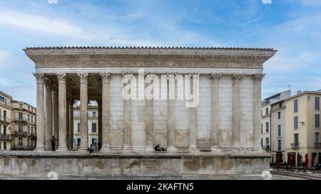 La Maison Carrée, Nimes, Francia. Un tempio romano del 1st ° secolo dedicato dall'imperatore Augusto ai suoi due nipoti che entrambi sono morti giovani. Foto Stock