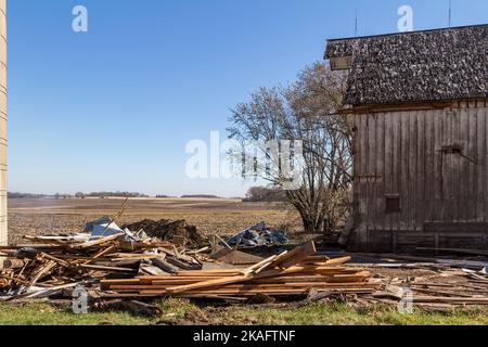 Questa immagine mostra una vista ravvicinata dell'esterno di un vecchio fienile abbandonato nelle fasi iniziali della demolizione. Foto Stock