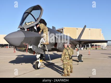 I manutentori dell'aeronautica lavorano su un jet F-35 Joint Strike Fighter (Lightning II) alla base dell'aeronautica militare Davis Monthan. Questo F-35 è assegnato all'Hill Air Force Foto Stock