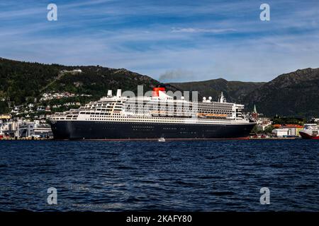 Nave da crociera Queen Mary 2 al molo di Jekteviksterminalen, nel porto di Bergen, Norvegia. Foto Stock