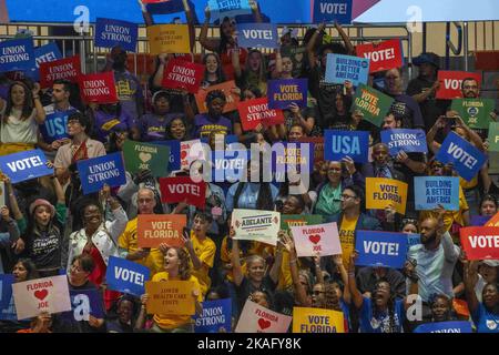 Miami Gardens, Florida, Stati Uniti. 1st Nov 2022. 1 novembre 2022, Miami Gardens, FL: Gli elettori democratici partecipano a un raduno per il presidente Joseph Biden alla Florida Memorial University, una storica università nera, in vista delle elezioni di medio termine. (Credit Image: © Dominic Gwinn/ZUMA Press Wire) Foto Stock