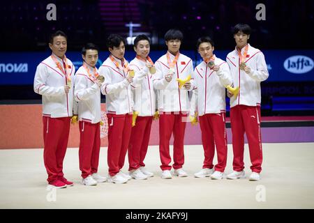 Liverpool, Regno Unito. 02nd Nov 2022. Liverpool, Inghilterra, novembre 2nd 2022 Team China (inclusi Wei Sun, Boheng Zhang, Jiaxing Yang, Hao You, E Jingyuan Zou) celebrano le loro medaglie d'oro durante la cerimonia di medaglia durante le finali maschili della squadra ai campionati mondiali di ginnastica di fica alla M&S Bank Arena di Liverpool, Inghilterra Dan o' Connor (Dan o' Connor/SPP) Credit: SPP Sport Press Photo. /Alamy Live News Foto Stock