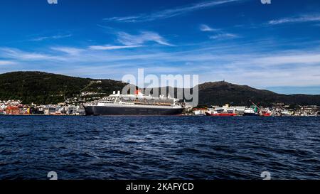 Nave da crociera Queen Mary 2 con partenza dalla banchina di Jekteviksterminalen, nel porto di Bergen, Norvegia. Foto Stock