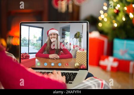 Donna caucasica che ha videochiamata con felice donna caucasica Foto Stock