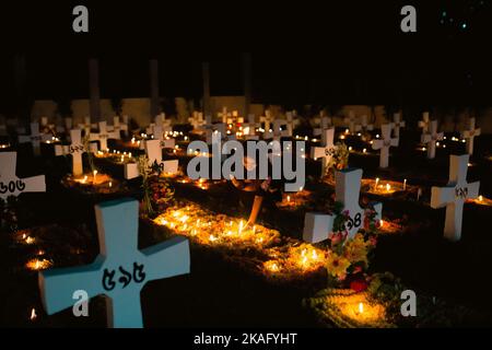 Dhaka, Dhaka, Bangladesh. 2nd Nov 2022. All Souls Day è osservato dai cristiani del Bangladesh al cimitero della chiesa del Santo Rosario a Farmgate. La festosa festa conosciuta come All Souls' Day ricorda il fedelmente andato. L'eleganza di queste preghiere tranquille conforta non solo i propri cari, ma anche tutte le anime devote che sono condannate al purgatorio. 2 novembre 2022. (Credit Image: © Nayem Shaan/ZUMA Press Wire) Foto Stock