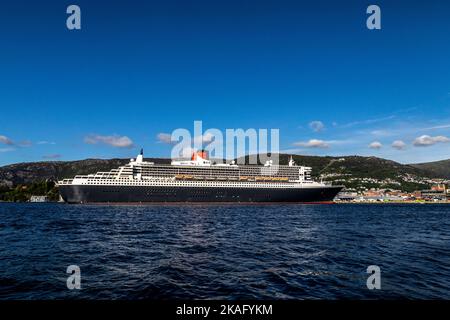 Nave da crociera Queen Mary 2 con partenza dalla banchina di Jekteviksterminalen, nel porto di Bergen, Norvegia. Foto Stock