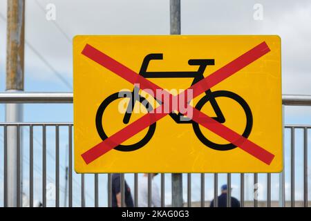 Nessun cartello di accesso alla bicicletta. Cartello giallo rettangolare improvvisato con bicicletta e croce di nastro rosso come cartello bici non permesse. Immagine con messa a fuoco selettiva. Foto Stock