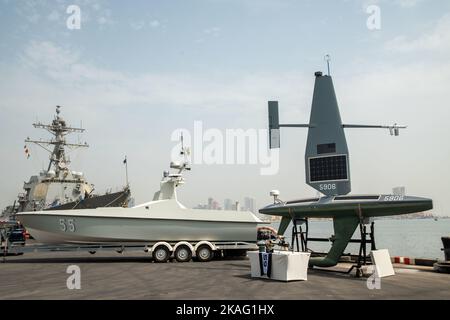 220722-A-YK067-1035 MANAMA, Bahrein (22 luglio 2022) le navi di superficie senza equipaggio si trovano in mostra statica, a Manama, Bahrein, 22 luglio. Accompagnato dai leader della Marina militare, più di 50 persone hanno fatto un giro sulle navi degli Stati Uniti ormeggiate alla Naval Support Activity Bahrain e hanno appreso l'integrazione della flotta degli Stati Uniti 5th di sistemi senza equipaggio e intelligenza artificiale. (STATI UNITI Foto dell'esercito di Sgt. Terry Vongsouthi) Foto Stock