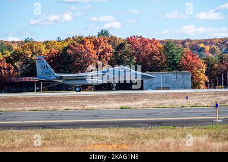 Sotto la direzione del North American Aerospace Defense Command (NORAD), un F-15C Eagle decolve dalla Barnes Air National Guard base, Massachusetts, durante l'operazione di difesa aerea NOBLE DEFENDER, 27 ottobre 2022. Operazione NOBLE DEFENDER è un esercizio NORAD pianificato a lungo che convalida la capacità del comando di difendere Canada e Stati Uniti da ogni strada di approccio. La Regione continentale degli Stati Uniti NORAD (CONR) ha guidato questa iterazione di OND e ha coordinato e condotto operazioni combinate, lanciando contemporaneamente aerei da diverse località lungo la costa nord-orientale della U. Foto Stock