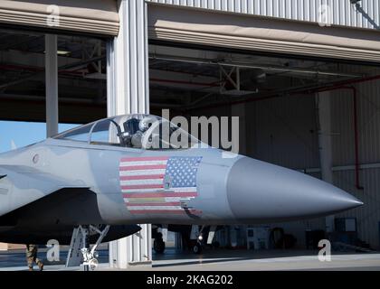 Sotto la direzione del North American Aerospace Defense Command (NORAD), un F-15C Eagle taxi da decollo da Barnes Air National Guard base, Massachusetts, durante l'operazione di difesa aerea NOBLE DEFENDER, 27 ottobre 2022. Operazione NOBLE DEFENDER è un esercizio NORAD pianificato a lungo che convalida la capacità del comando di difendere Canada e Stati Uniti da ogni strada di approccio. La Regione continentale degli Stati Uniti NORAD (CONR) ha guidato questa iterazione di OND e ha coordinato e condotto operazioni combinate, lanciando contemporaneamente aerei da diverse località lungo la costa nord-orientale Foto Stock