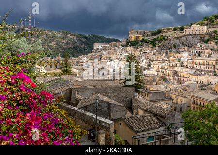 Modica, Sicilia, Italia - 14 luglio 2020: Un centro storico della città barocca turistica in provincia di Modica, Sicilia, Italia Foto Stock