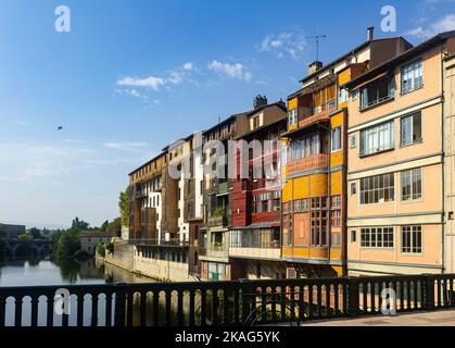 Tipiche case colorate sulla riva del fiume Agout a Castres Foto Stock