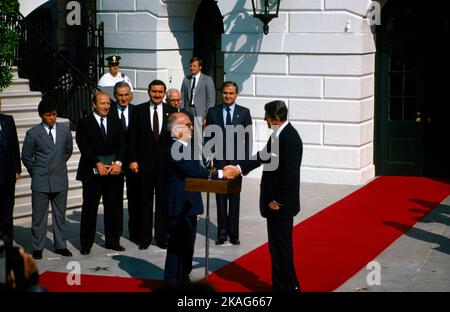 Il presidente DEGLI STATI UNITI Ronald Reagan incontra il re Hussein di Giordania al di fuori della Casa Bianca 21 dicembre 1982 Washington DC USA Foto Stock