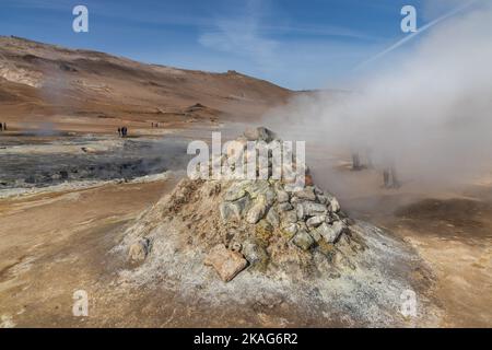 Primo piano delle fumarole fumanti a Namafjall, Islanda, popolare area geotermica con un paesaggio unico di piscine fumanti e fangpot. Foto Stock