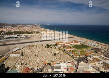 Vista dall'alto del North Front Cemetery e della pista dell'aeroporto dalla cima della roccia, Gibilterra. Foto Stock