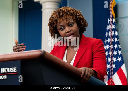 Washington, Stati Uniti. 02nd Nov 2022. Il Segretario alla Stampa della Casa Bianca, Karine Jean-Pierre, interviene in un briefing stampa nella Sala Stampa della Casa Bianca. Credit: SOPA Images Limited/Alamy Live News Foto Stock