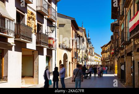 Strada affollata di El Burgo de Osma di giorno Foto Stock