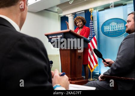 Washington, Stati Uniti. 02nd Nov 2022. Il Segretario alla Stampa della Casa Bianca, Karine Jean-Pierre, interviene in un briefing stampa nella Sala Stampa della Casa Bianca. Credit: SOPA Images Limited/Alamy Live News Foto Stock