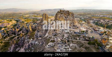 Vista panoramica dei droni delle formazioni rocciose vulcaniche, torri, coni, case scavate nella pietra, Cappadocia, la regione centrale dell'Anatolia in Turchia. Foto di alta qualità Foto Stock