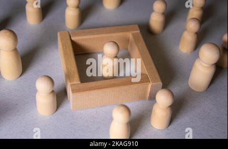 L'uomo verde protegge la persona dalle minacce. Protezione e supporto. Concetto di bullismo. Pressione psicologica. Programma di protezione testimone. Causa legale, Foto Stock