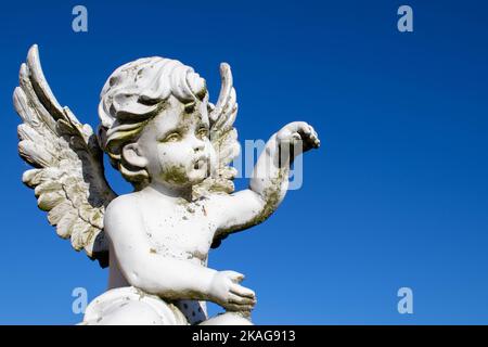 Statua di Cupido decorata in diecut su sfondo bianco con sentiero. Foto Stock