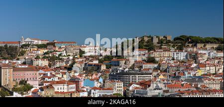 Lisbona, Potugal con Castelo Sao Jorge sulla destra Foto Stock