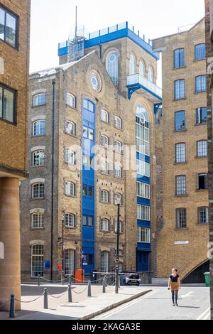 Magazzini storici a St Saviors Dock, Mill Street, Bermondsey, il London Borough di Southwark, Greater London, Inghilterra, Regno Unito Foto Stock