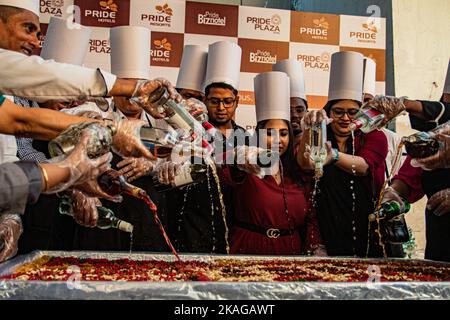 Kolkata, India. 02nd Nov 2022. Cerimonia di miscelazione della torta, un gran numero di persone partecipano per mescolare gli ingredienti della torta insieme. Persone di ogni genere di vita si riuniscono per suonare nella gioia del Natale e celebrarla insieme alla comunità cristiana. La miscelazione della torta non è una pratica contemporanea, ma piuttosto una vecchia che è iniziata nel 17th ° secolo. (Foto di Sudip Chanda/Pacific Press) Credit: Pacific Press Media Production Corp./Alamy Live News Foto Stock