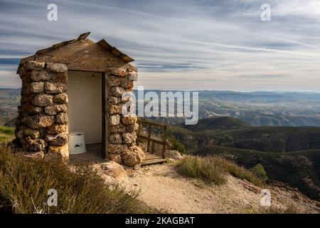 Bagno con vista sul Chalone Peak nel Parco Nazionale di Pinnacles Foto Stock