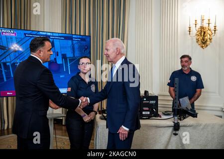 Washington, DC, Stati Uniti. 02nd Nov 2022. Il presidente DEGLI STATI UNITI Joe Biden vede le dimostrazioni di formazione dei sindacati e della âworkforce companiesâ nella Sala da pranzo di Stato della Casa Bianca a Washington, DC, USA, 02 novembre 2022. Credito: Jim Loscalzo - Pool via CNP/dpa/Alamy Live News Foto Stock